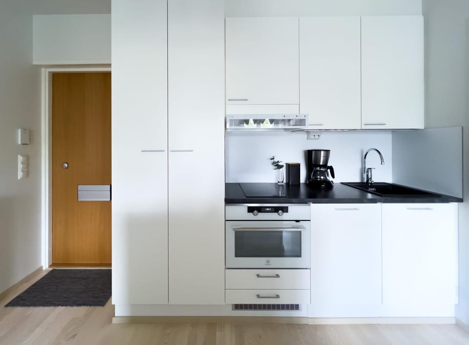 Coffee/tea facilities, Kitchen or kitchenette, dishwasher, stove, toaster