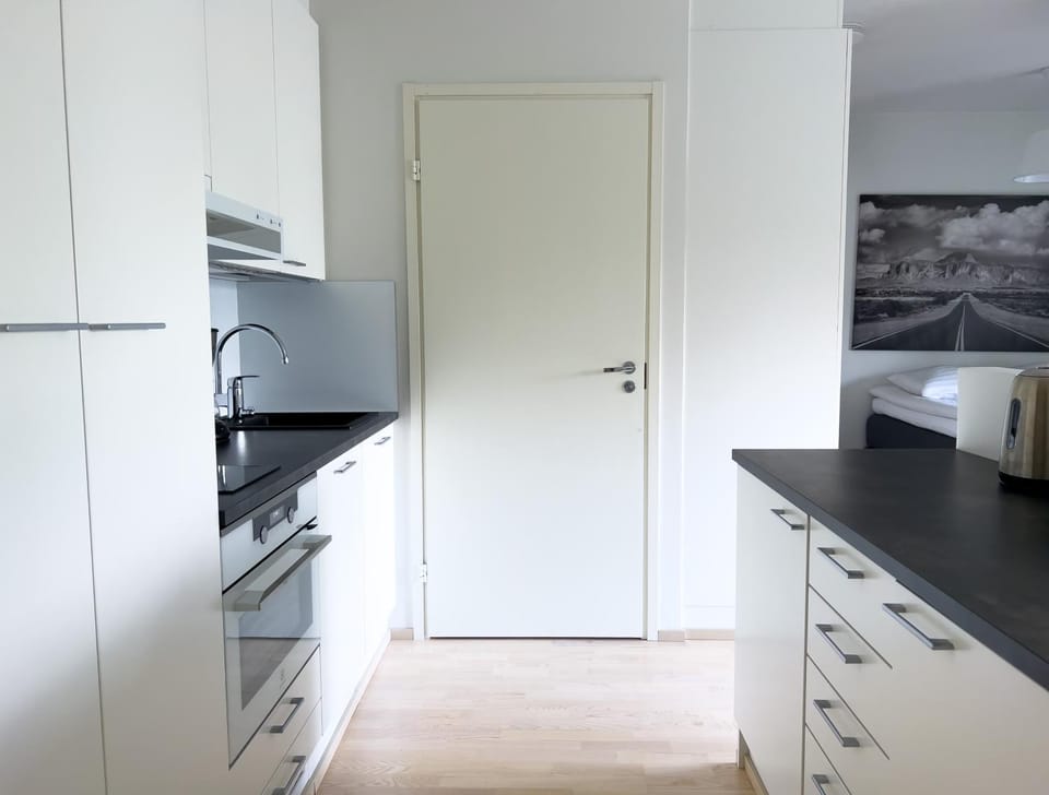 Coffee/tea facilities, Kitchen or kitchenette, microwave, oven, stove, toaster