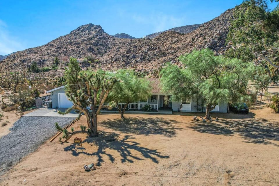 Romantic Secluded Hot Tub Fire Pit House in Joshua Tree