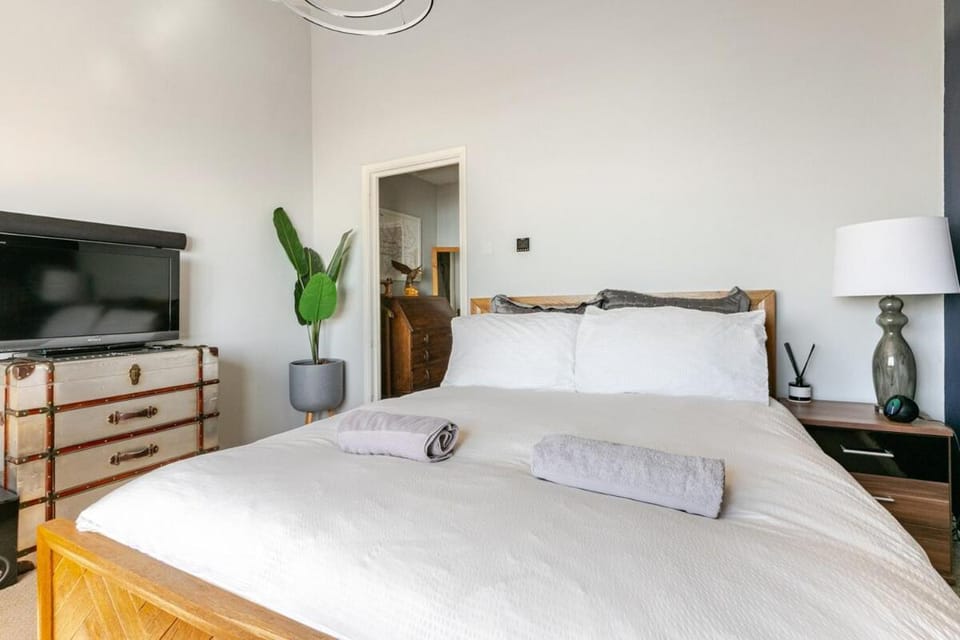 Bed, TV and multimedia, Photo of the whole room, Bedroom, towels