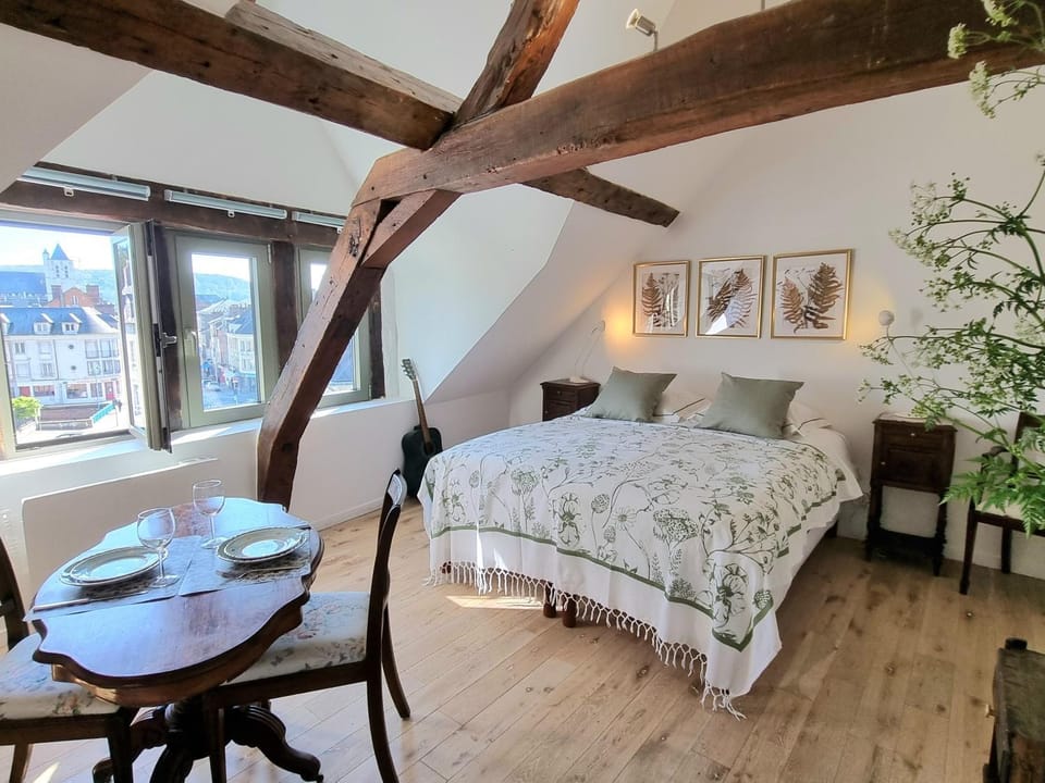 Bed, Living room, Photo of the whole room, Seating area, Dining area, Bedroom