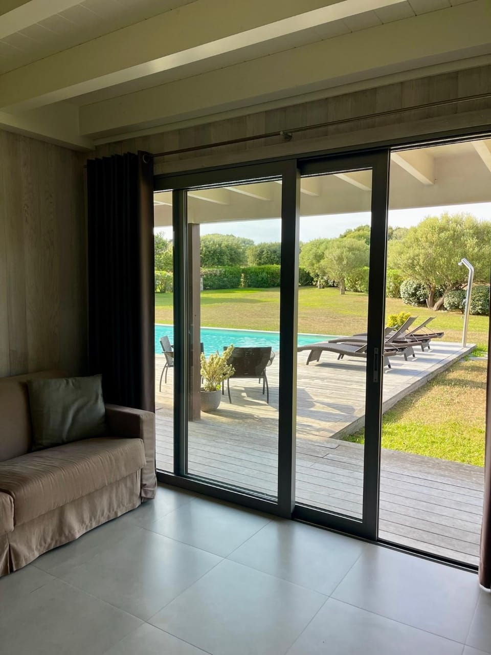 Day, Natural landscape, Garden, Living room, Garden view, Pool view, Swimming pool, sunbed