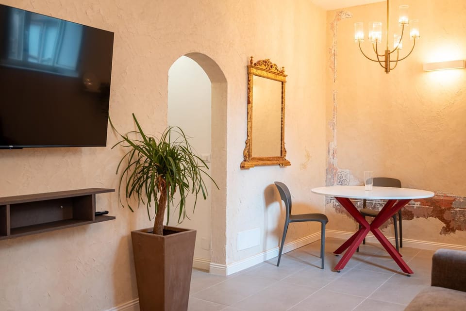 Communal lounge/ TV room, TV and multimedia, Living room, Seating area, Dining area, Evening entertainment