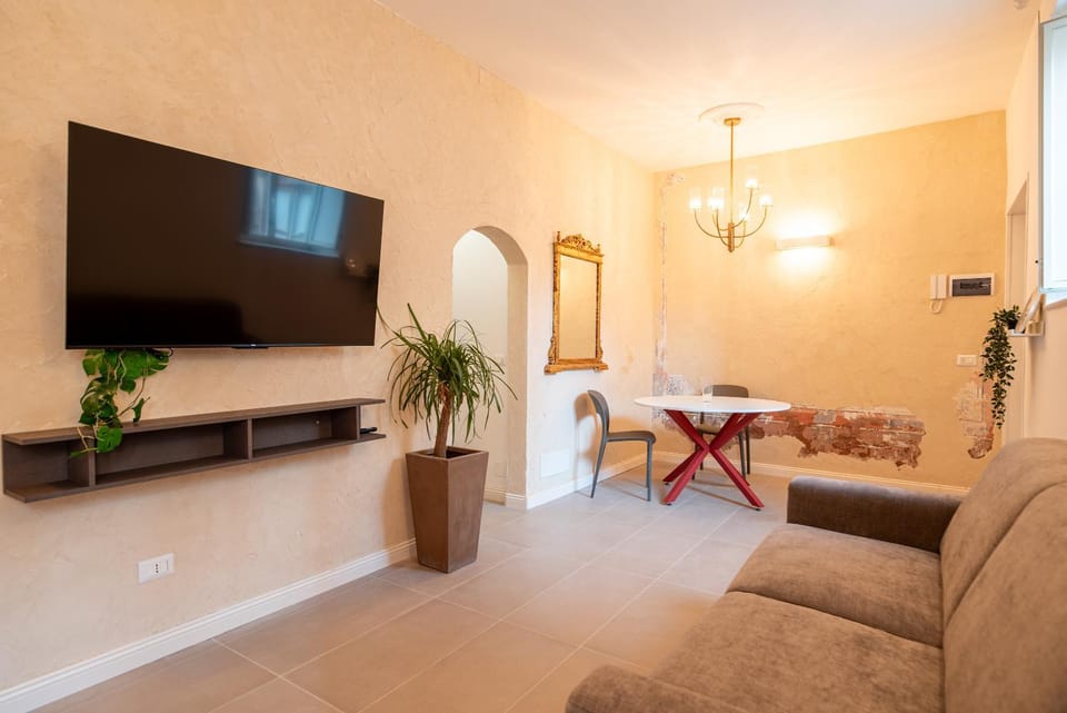 Communal lounge/ TV room, TV and multimedia, Living room, Seating area, Evening entertainment