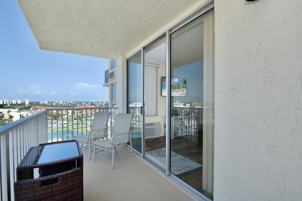Estero Beach & Tennis 1001-A by Sun Palace Vacations Apartment in Estero Island