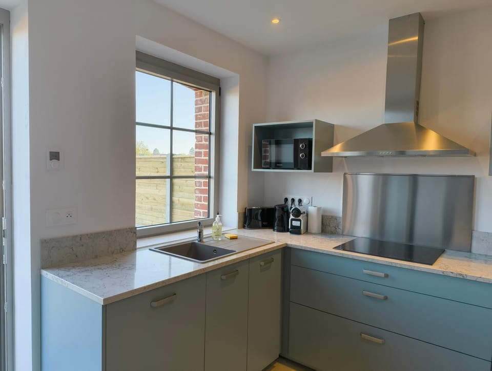 Kitchen or kitchenette, dishwasher, stove