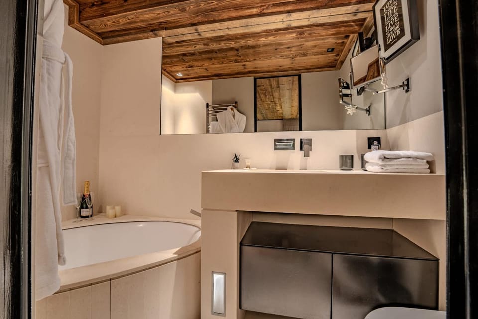 Bathroom, towels