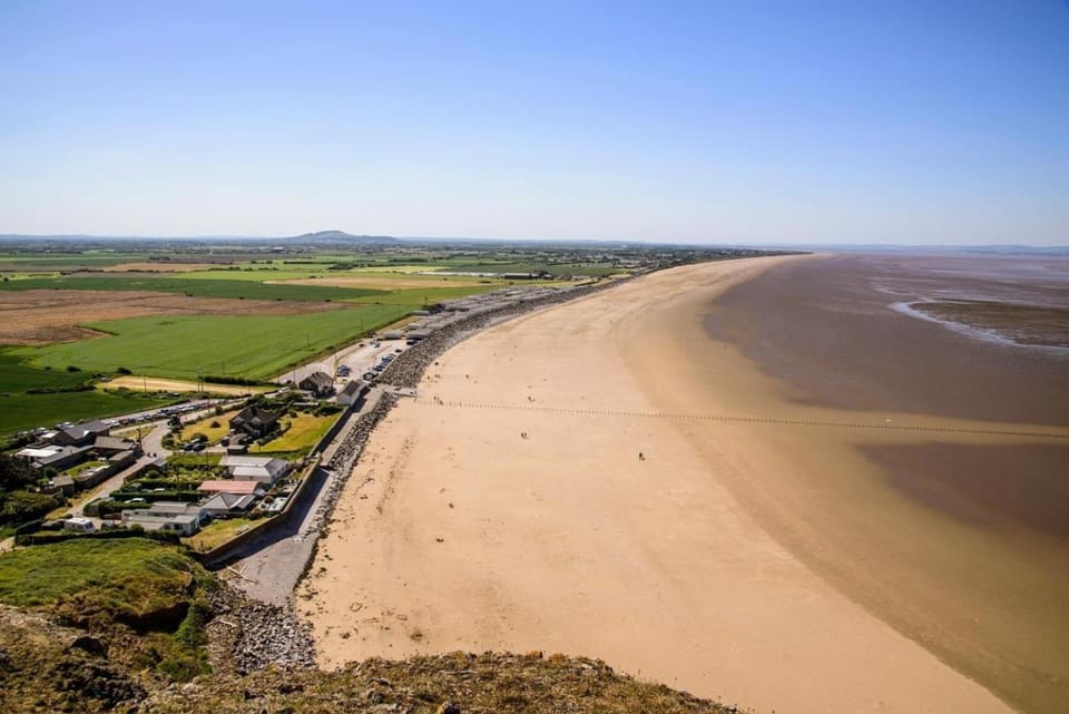 Ocean Drive Boutique Apartment with use of Day time Beach Hut Apartment in Brean