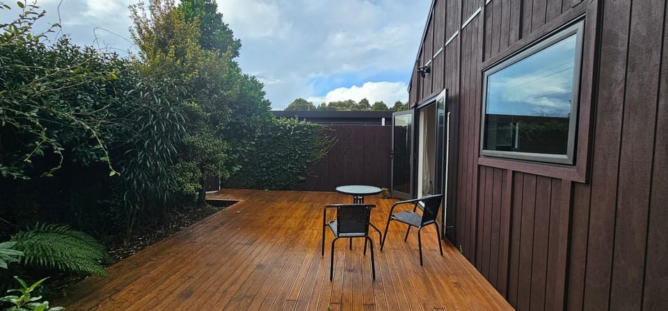 Property building, Natural landscape, Garden, Garden, Balcony/Terrace, Balcony/Terrace, Seating area, Dining area, Garden view, Garden view
