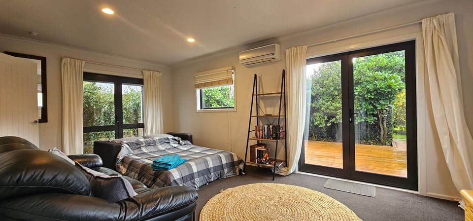Shower, Toilet, Property building, Patio, Garden, Bathroom, TV and multimedia, Balcony/Terrace, Living room, Seating area, Garden view, Inner courtyard view, Parking, heating, internet, microwave, oven, stove, toaster, towels, wardrobe