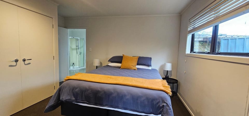 Shower, Toilet, Property building, Patio, Natural landscape, Garden, Bathroom, TV and multimedia, Living room, Seating area, Garden view, Parking, heating, internet, microwave, oven, stove, toaster, towels, wardrobe, kitchen, air conditioner