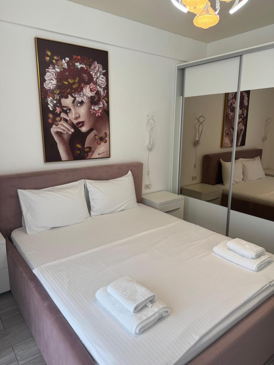 Bed, Living room, Photo of the whole room, Bedroom, towels