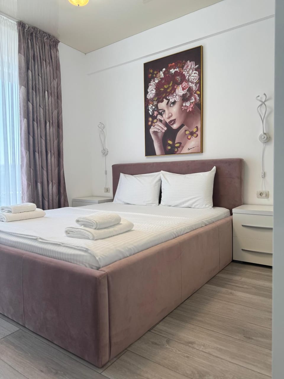 Bed, Photo of the whole room, Bedroom, towels
