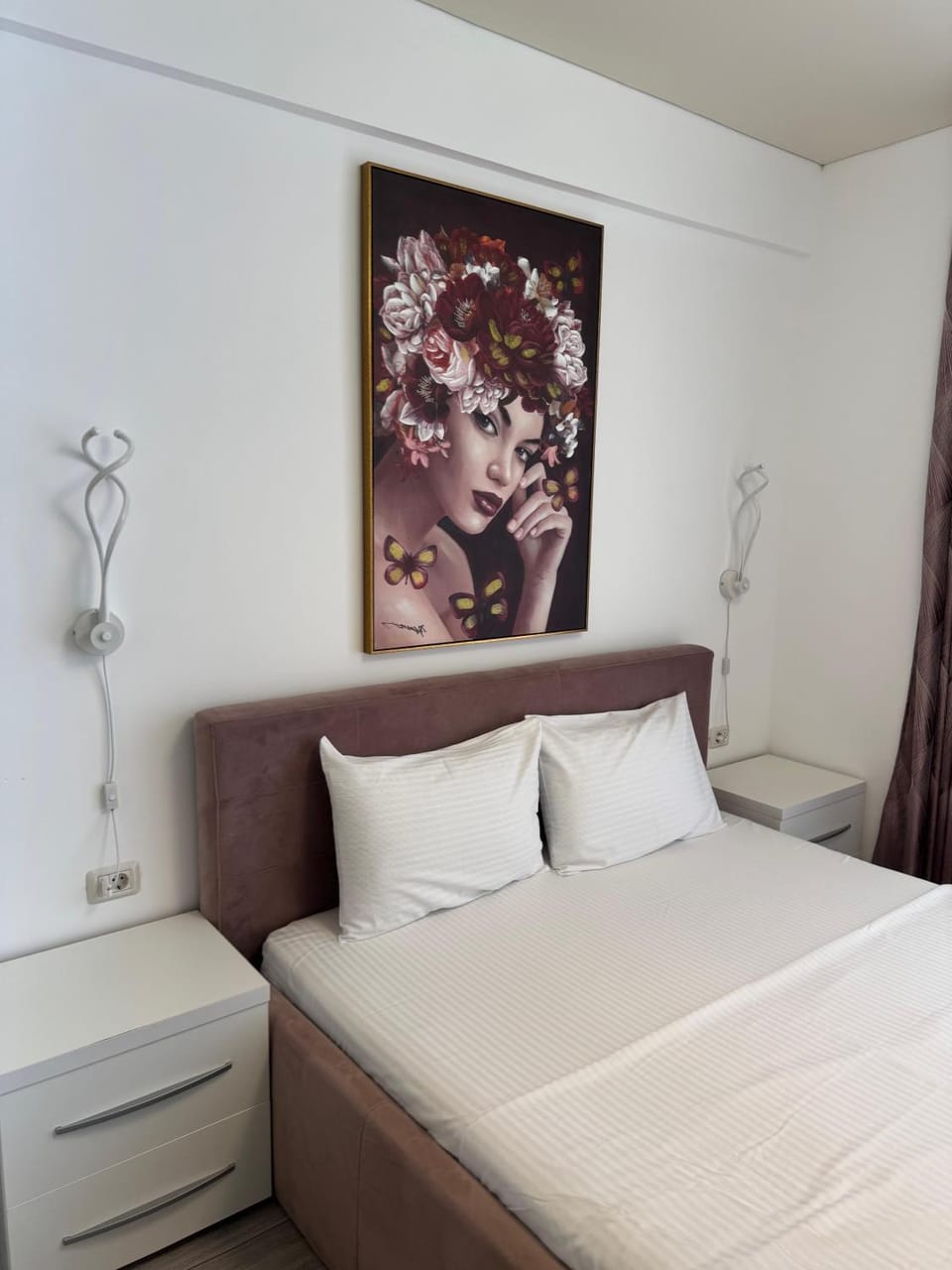 Bed, Photo of the whole room, Decorative detail, Bedroom