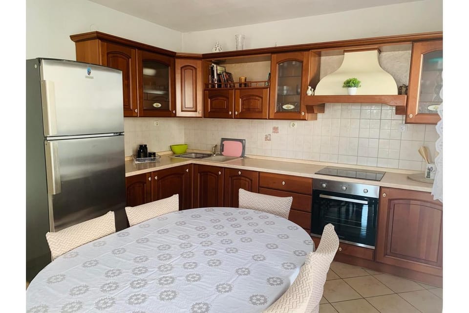 Kitchen or kitchenette, Dining area, stove