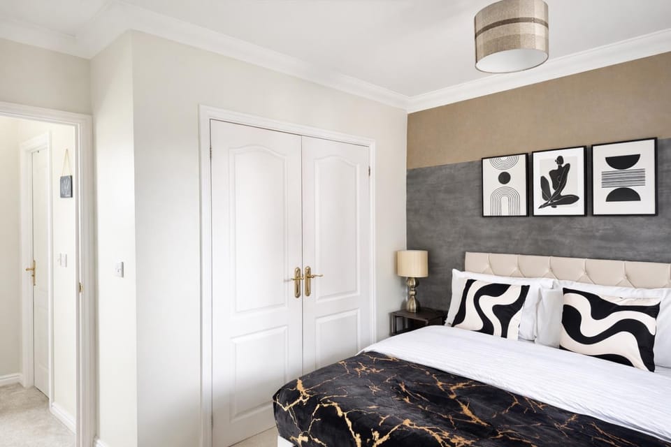 Spacious 4BR House Canterbury with en-suite and Free Parking - Long Stays House in Canterbury