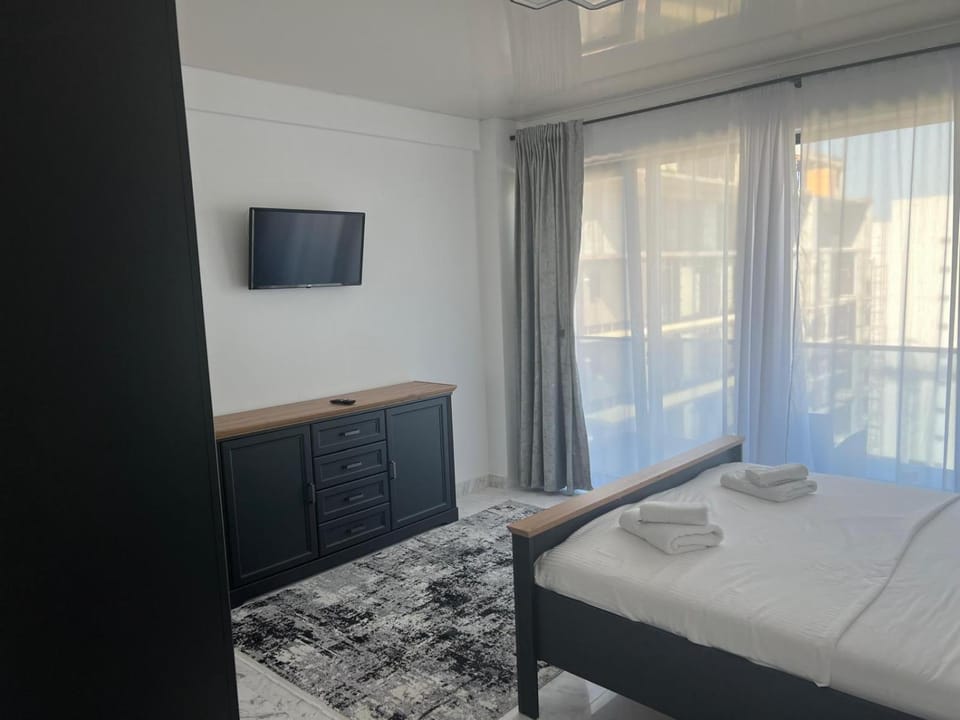 Bed, TV and multimedia, Photo of the whole room, Bedroom, towels, wardrobe