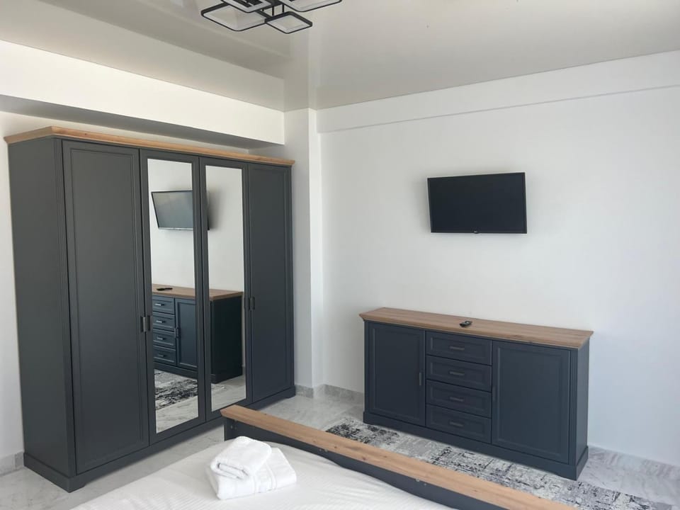 Bed, TV and multimedia, Photo of the whole room, Bedroom, towels, wardrobe