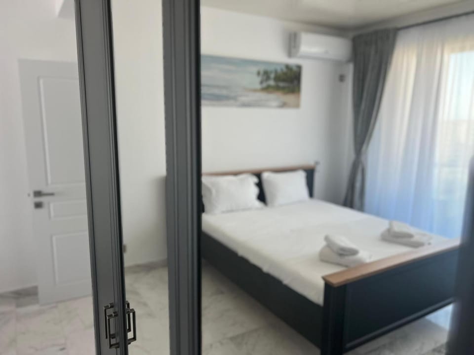 Bed, Photo of the whole room, Bedroom, towels, air conditioner