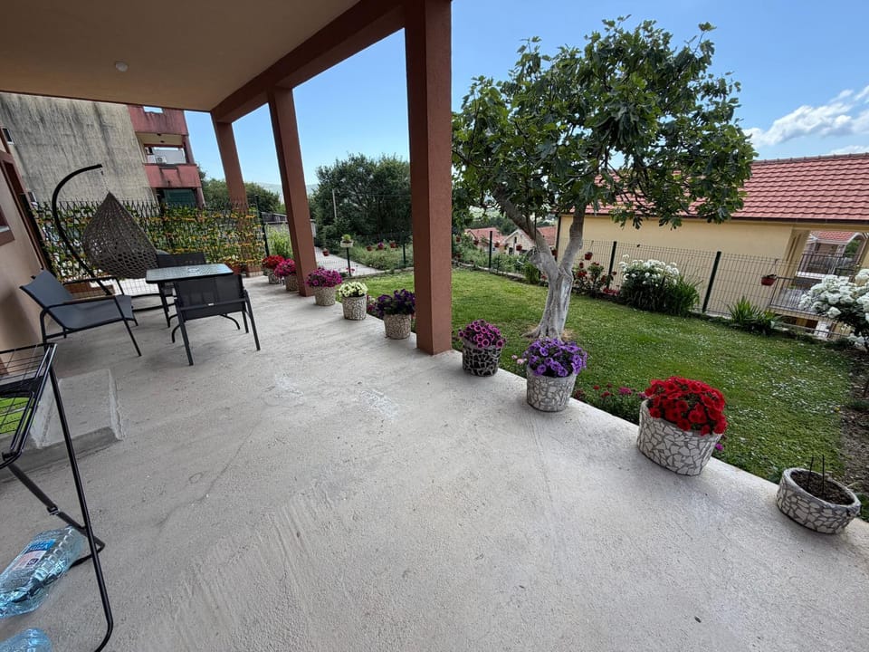 Patio, Day, Garden, Balcony/Terrace, Garden view