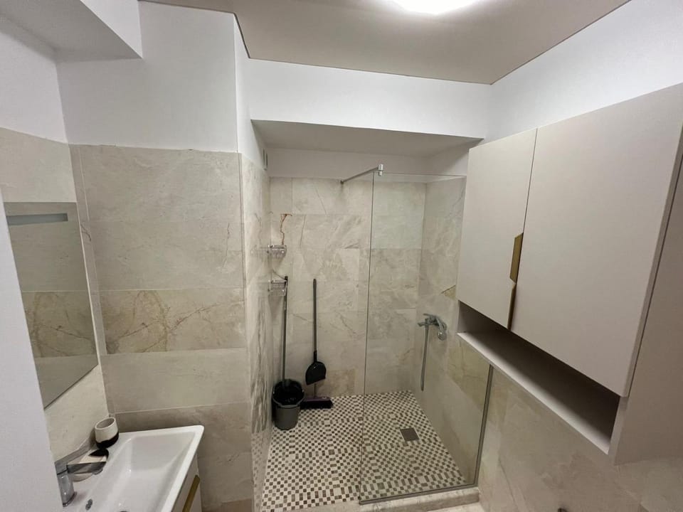 Shower, Toilet, Bathroom, towels