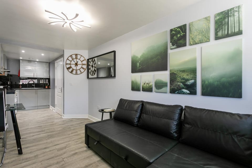 TV and multimedia, Kitchen or kitchenette, Living room, Seating area