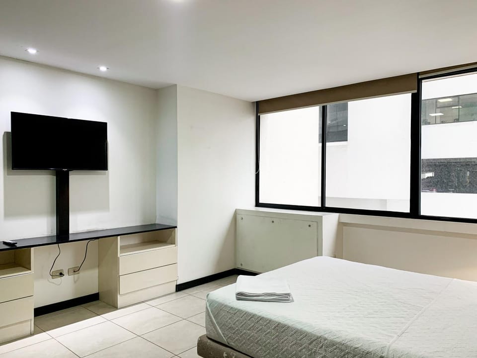 Communal lounge/ TV room, Bed, TV and multimedia, Living room, Photo of the whole room, Seating area, Evening entertainment, Bedroom