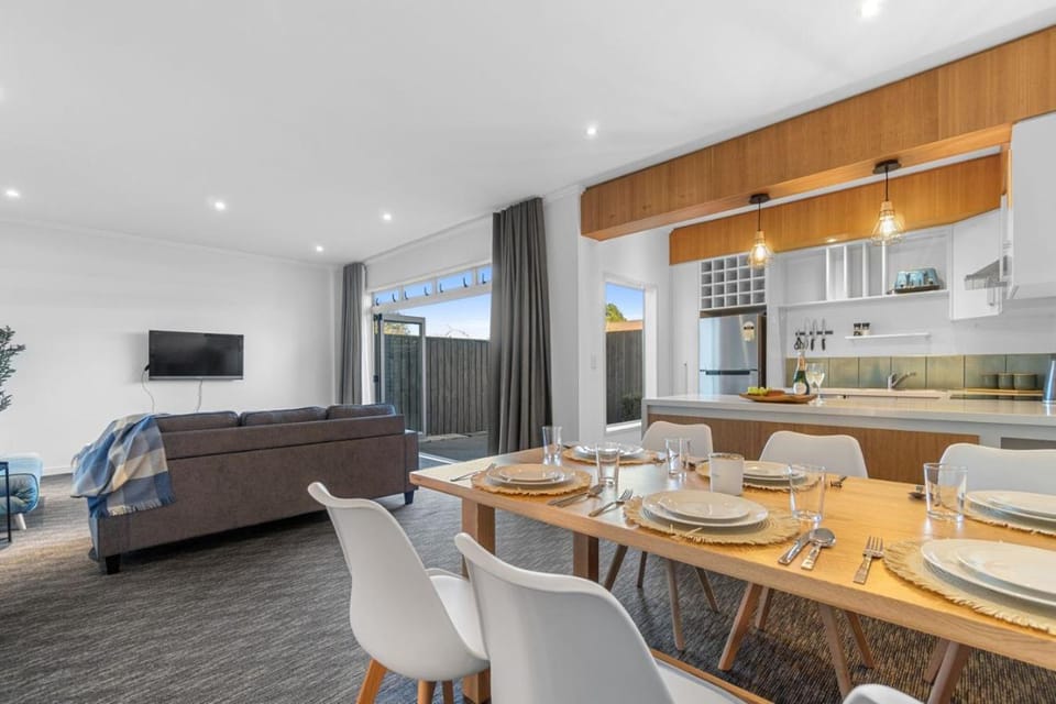 TV and multimedia, Living room, Dining area