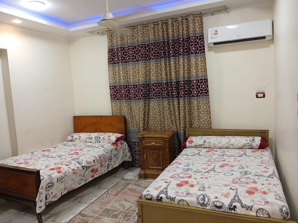 شقه فاخره مجهزه بالكامل مكيفه مع ثلاث غرف في وسط الاقصر Apartment in Luxor