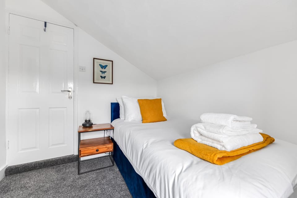 Bed, Bedroom, towels