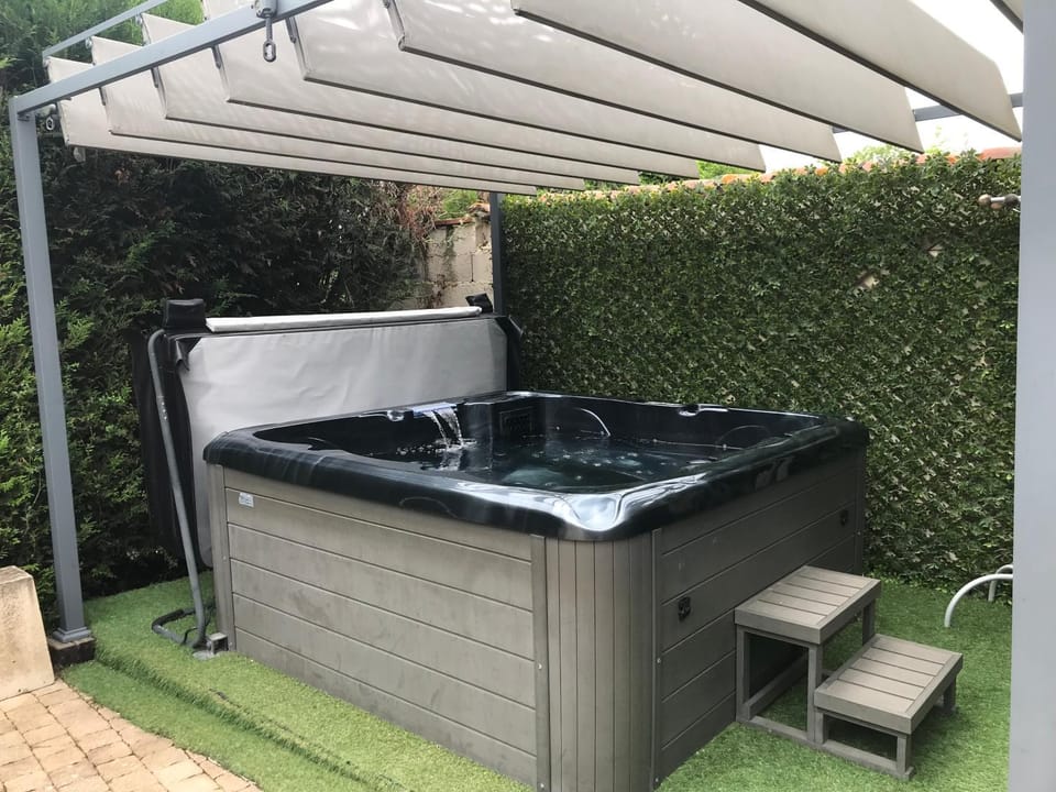 Patio, Hot Tub, Spa and wellness centre/facilities