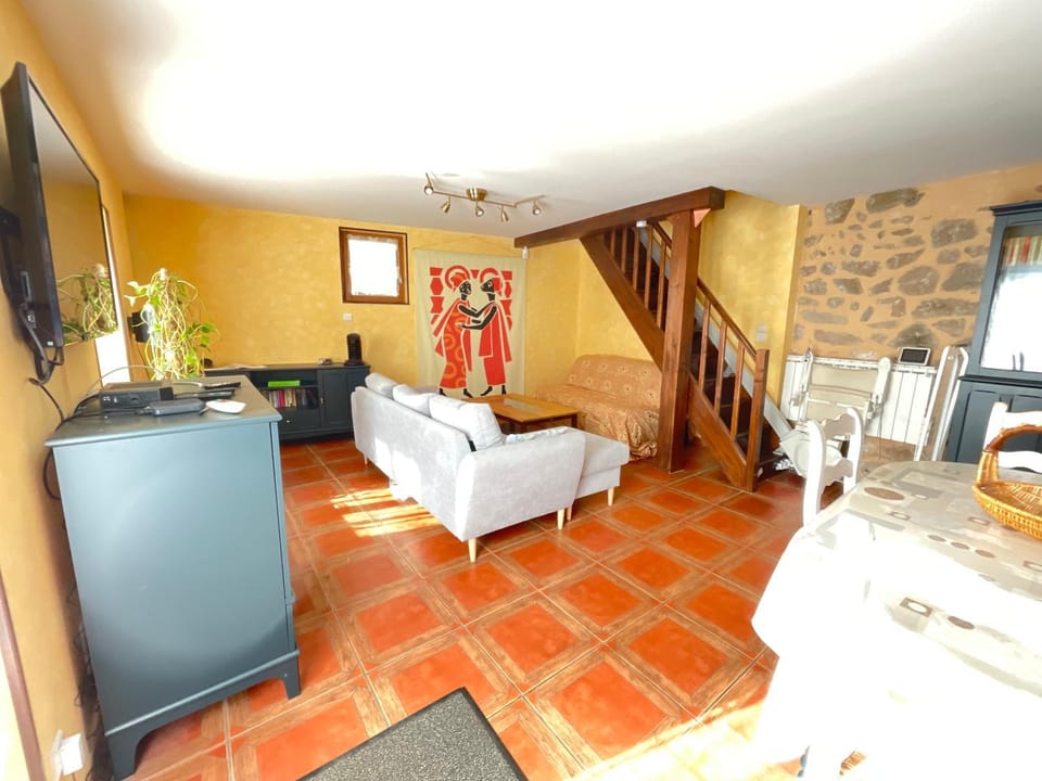 Bed, TV and multimedia, Living room