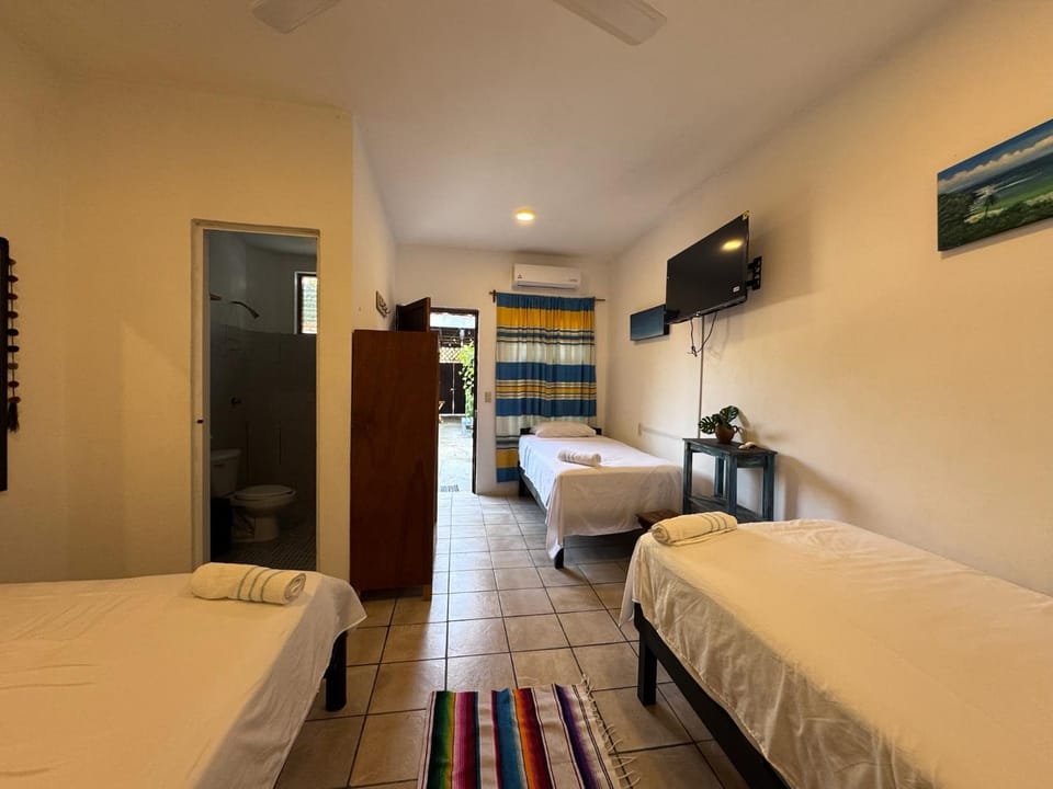 Bed, TV and multimedia, Photo of the whole room, Bedroom, towels, wardrobe, air conditioner