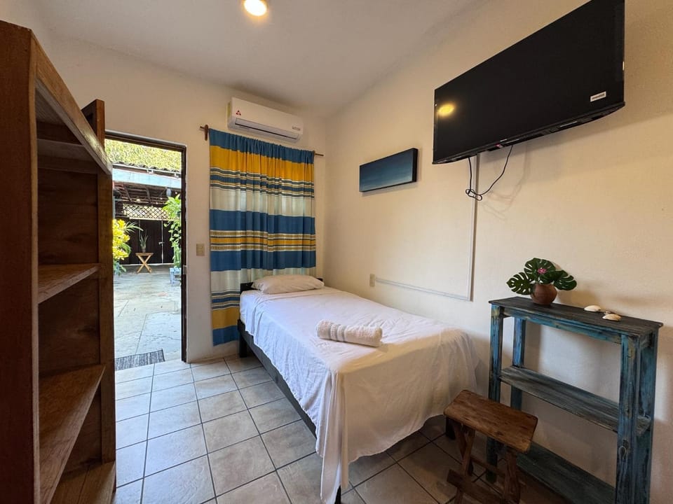 Bed, TV and multimedia, Photo of the whole room, Bedroom, air conditioner