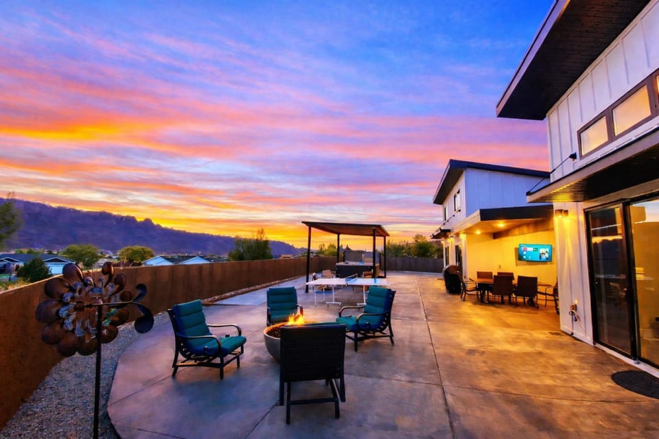 Moab Desert Escape Villa Luxury 5-Bedroom Retreat with Heated Pool House in Spanish Valley