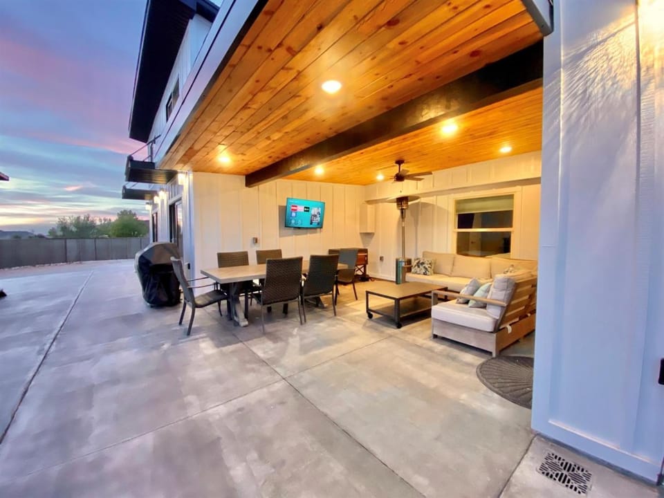 Moab Desert Escape Villa Luxury 5-Bedroom Retreat with Heated Pool House in Spanish Valley