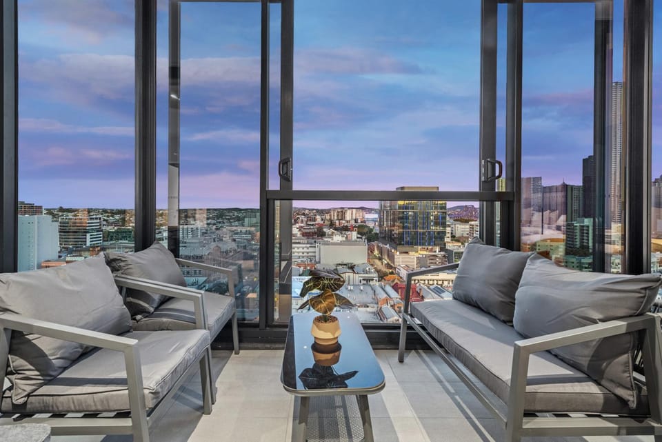 City Views 2BR Apt with Infinity Pool, Gym and Parking Apartment in Brisbane