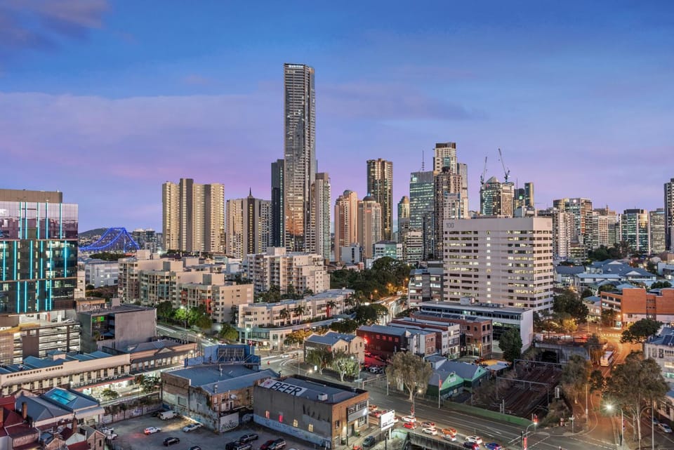 City Views 2BR Apt with Infinity Pool, Gym and Parking Apartment in Brisbane