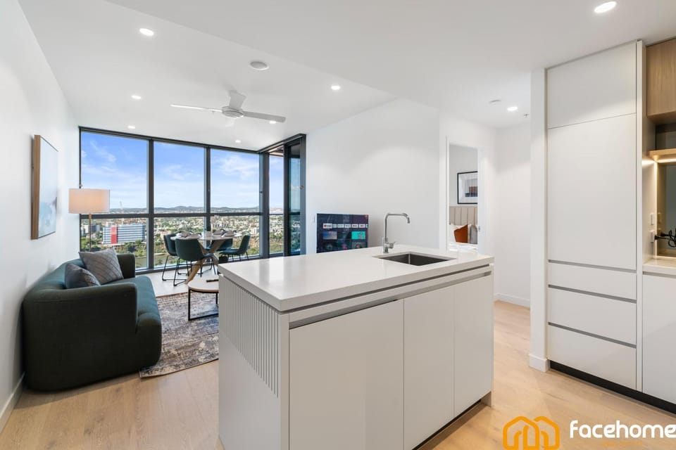 Elevated Luxury at QWR City & River Views Apartment in Brisbane City