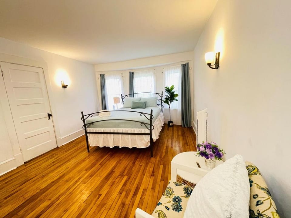 Prime and Precious location The Red House Room3 Bed and Breakfast in Charlottetown