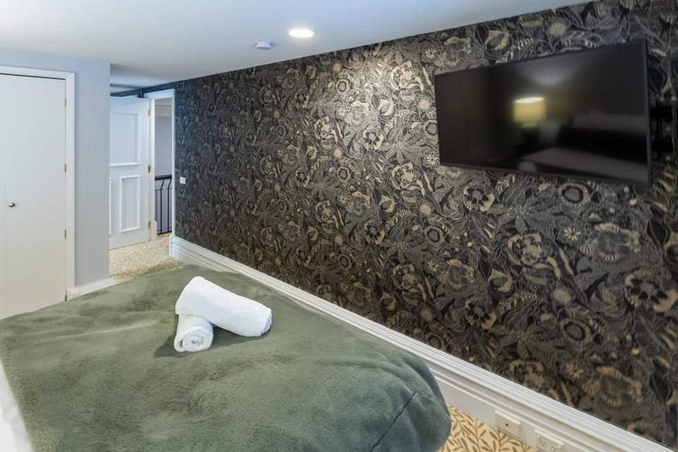 Bed, TV and multimedia, Photo of the whole room, Bedroom, towels