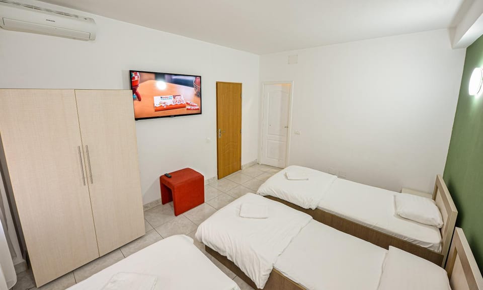 Bed, TV and multimedia, Photo of the whole room, Bedroom