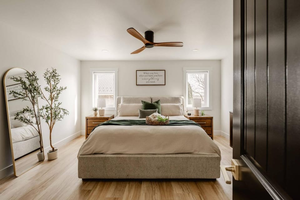 Bed, Photo of the whole room, Bedroom