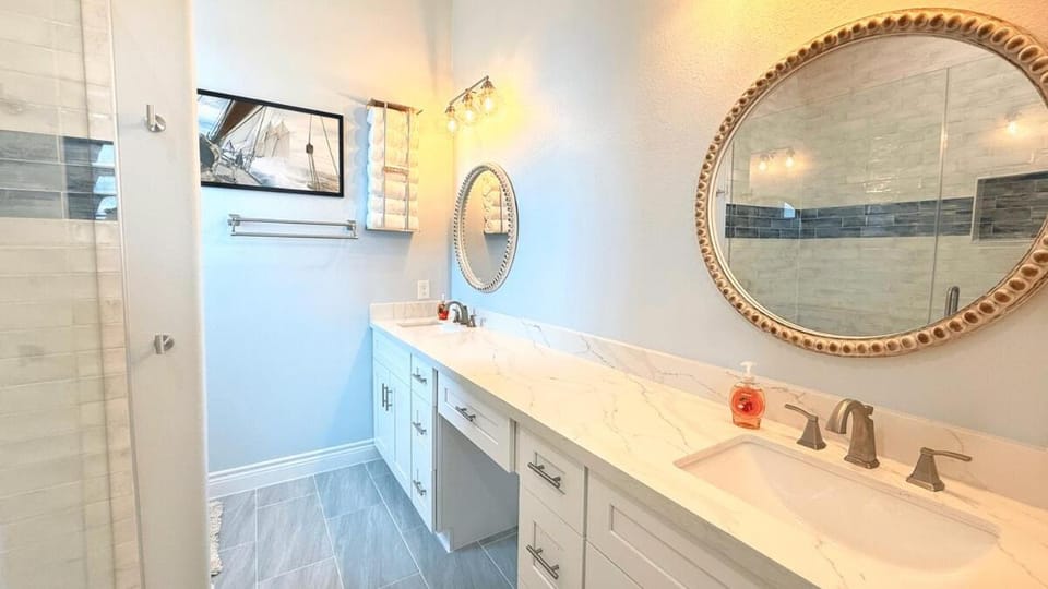 Blue Whale Beachfront Retreat House in Brazoria County