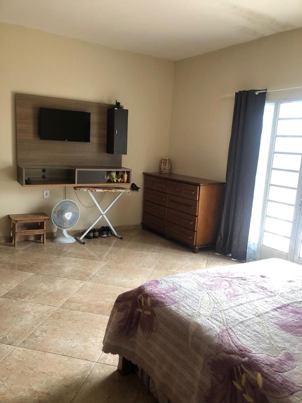 Bed, TV and multimedia, Bedroom