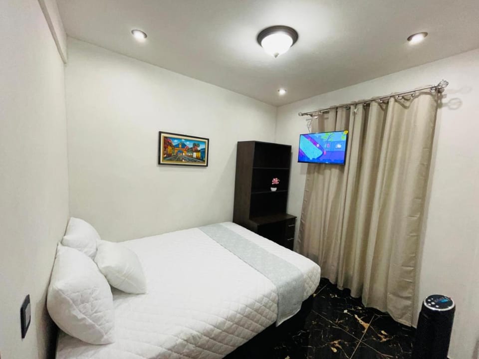 Bed, TV and multimedia, Photo of the whole room, Bedroom