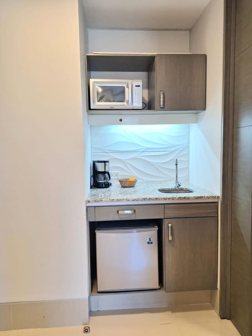 Kitchen or kitchenette, minibar, oven