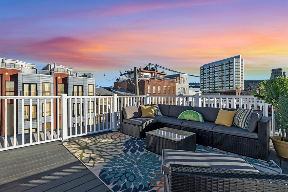 Old City- Parking & Roof Deck- Minutes to Stadiums Apartment in Philadelphia
