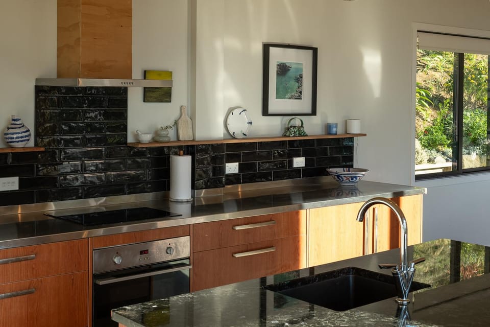 Kitchen or kitchenette, dishwasher, stove