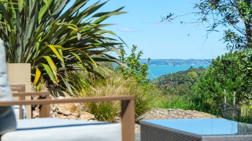 Awaawa Yurts - Rangi House in Auckland Region
